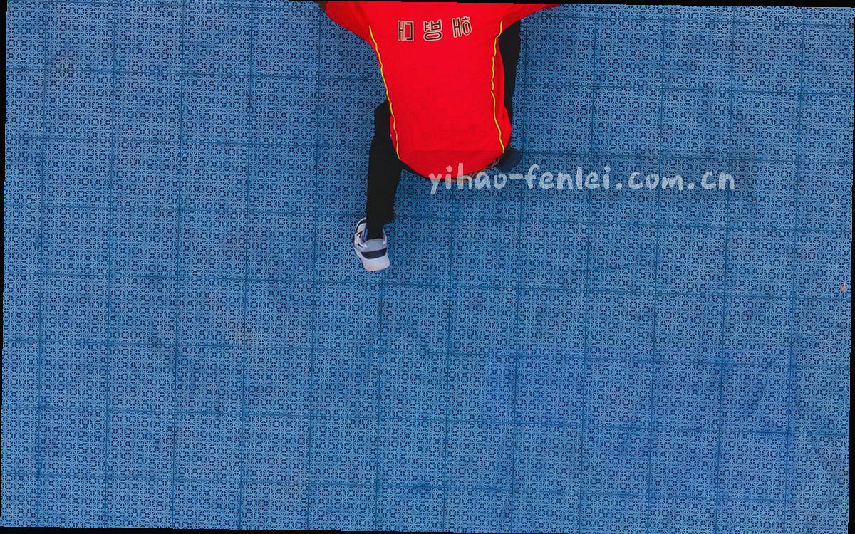 平板与笔记本并排摆在桌面上的俯视照片，两块屏幕上显示着示意界面，画面中不含可识别的个人信息